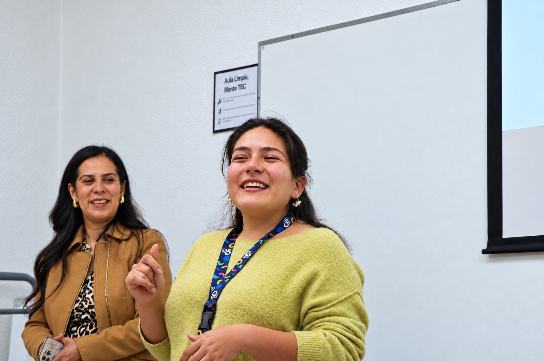 Dos integrantes de ZEDAL hablan frente a un grupo durante una sesión